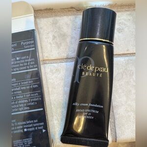 Clé de Peau Beauté Silky Cream Foundation - Shade B10